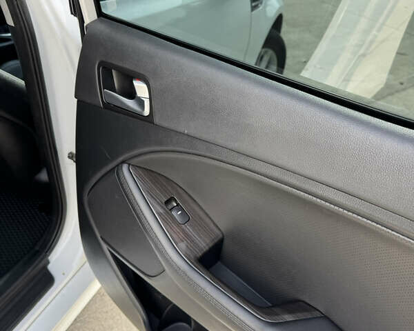 Белый Киа K5, объемом двигателя 2 л и пробегом 199 тыс. км за 12700 $, фото 28 на Automoto.ua