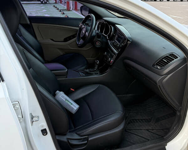 Белый Киа K5, объемом двигателя 2 л и пробегом 376 тыс. км за 8600 $, фото 9 на Automoto.ua