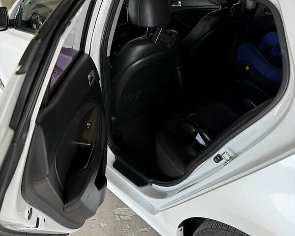 Белый Киа K5, объемом двигателя 2 л и пробегом 200 тыс. км за 10500 $, фото 12 на Automoto.ua