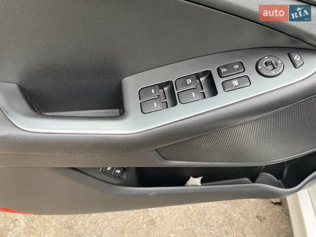 Белый Киа K5, объемом двигателя 2 л и пробегом 217 тыс. км за 11000 $, фото 11 на Automoto.ua