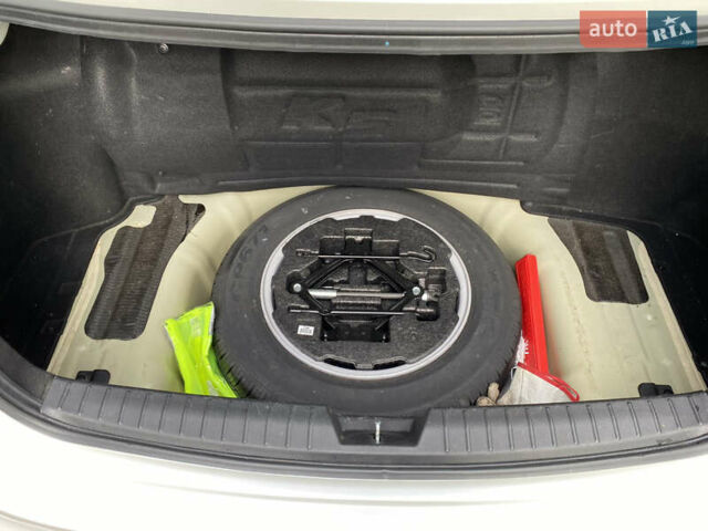 Белый Киа K5, объемом двигателя 2 л и пробегом 200 тыс. км за 10500 $, фото 13 на Automoto.ua