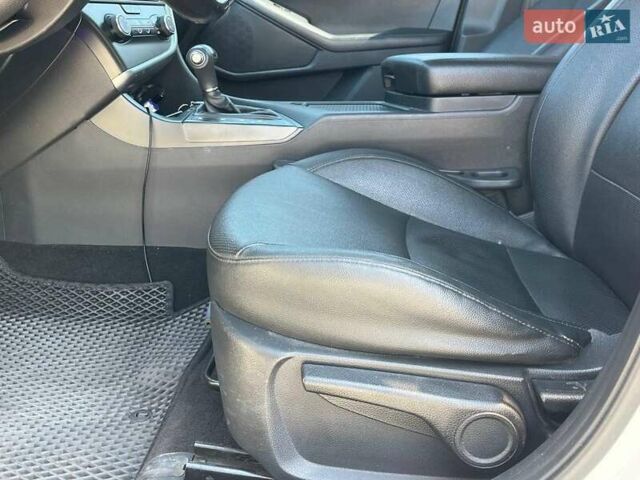 Белый Киа K5, объемом двигателя 2 л и пробегом 246 тыс. км за 10240 $, фото 15 на Automoto.ua