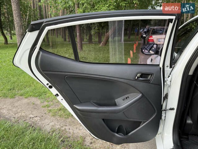 Белый Киа K5, объемом двигателя 2 л и пробегом 372 тыс. км за 8500 $, фото 14 на Automoto.ua