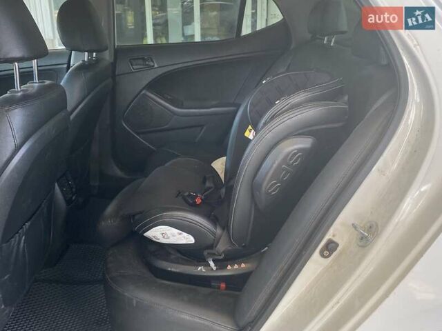 Білий Кіа K5, об'ємом двигуна 2 л та пробігом 290 тис. км за 8800 $, фото 19 на Automoto.ua