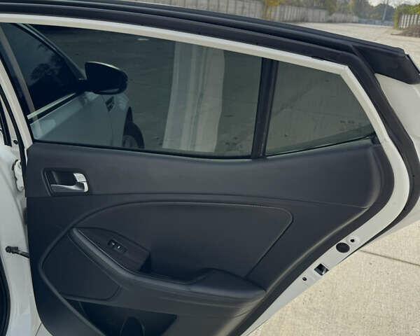 Белый Киа K5, объемом двигателя 2 л и пробегом 199 тыс. км за 12700 $, фото 27 на Automoto.ua