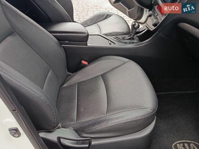 Белый Киа K5, объемом двигателя 2 л и пробегом 224 тыс. км за 9500 $, фото 19 на Automoto.ua