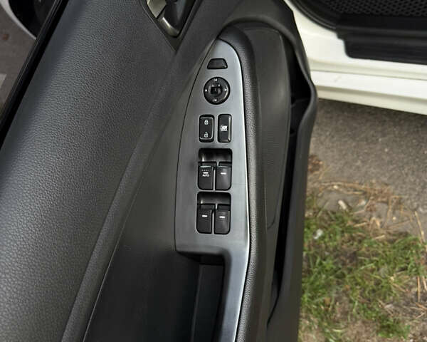 Белый Киа K5, объемом двигателя 2 л и пробегом 372 тыс. км за 8500 $, фото 11 на Automoto.ua