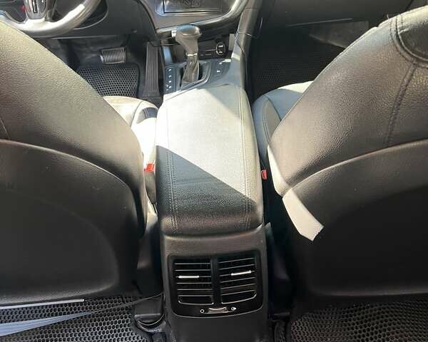 Білий Кіа K5, об'ємом двигуна 2 л та пробігом 260 тис. км за 9800 $, фото 7 на Automoto.ua