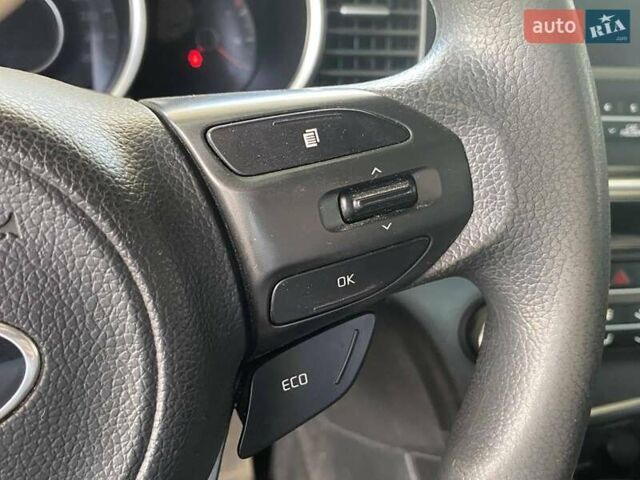 Білий Кіа K5, об'ємом двигуна 2 л та пробігом 290 тис. км за 8800 $, фото 28 на Automoto.ua