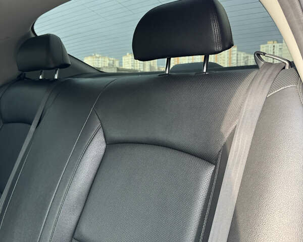 Белый Киа K5, объемом двигателя 2 л и пробегом 199 тыс. км за 12700 $, фото 21 на Automoto.ua