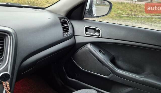 Белый Киа K5, объемом двигателя 2 л и пробегом 229 тыс. км за 9500 $, фото 13 на Automoto.ua