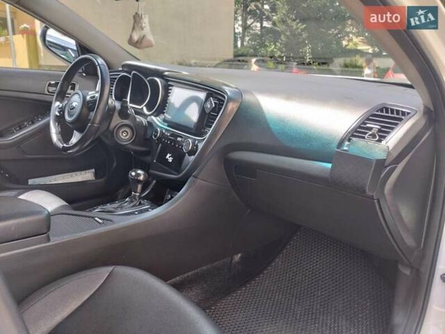 Білий Кіа K5, об'ємом двигуна 2 л та пробігом 250 тис. км за 10600 $, фото 3 на Automoto.ua