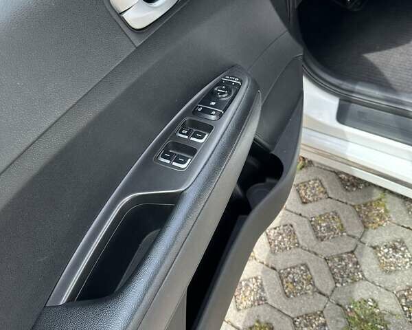 Белый Киа K5, объемом двигателя 2 л и пробегом 266 тыс. км за 10000 $, фото 16 на Automoto.ua