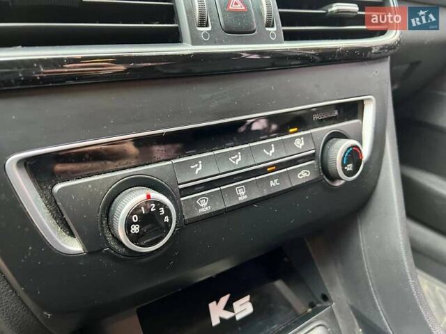 Білий Кіа K5, об'ємом двигуна 2 л та пробігом 133 тис. км за 10200 $, фото 11 на Automoto.ua