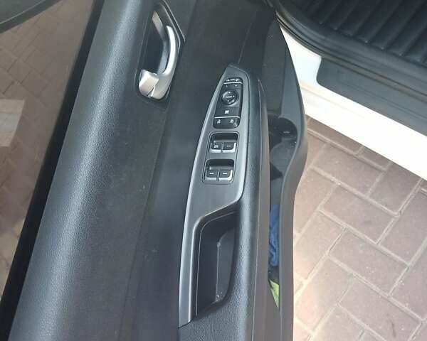 Білий Кіа K5, об'ємом двигуна 2 л та пробігом 185 тис. км за 11300 $, фото 10 на Automoto.ua
