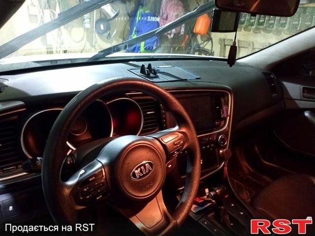 Белый Киа K5, объемом двигателя 20 л и пробегом 230 тыс. км за 9100 $, фото 5 на Automoto.ua
