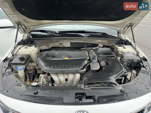 Белый Киа K5, объемом двигателя 2 л и пробегом 378 тыс. км за 9000 $, фото 3 на Automoto.ua