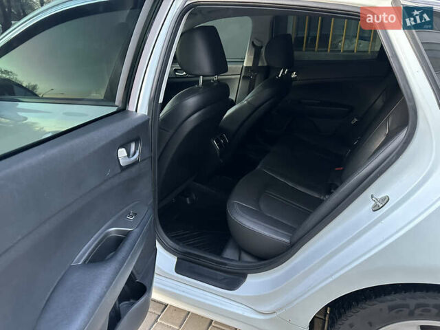 Білий Кіа K5, об'ємом двигуна 2 л та пробігом 335 тис. км за 8200 $, фото 6 на Automoto.ua