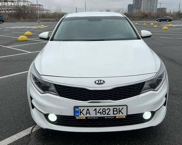 Белый Киа K5, объемом двигателя 2 л и пробегом 378 тыс. км за 9000 $, фото 15 на Automoto.ua