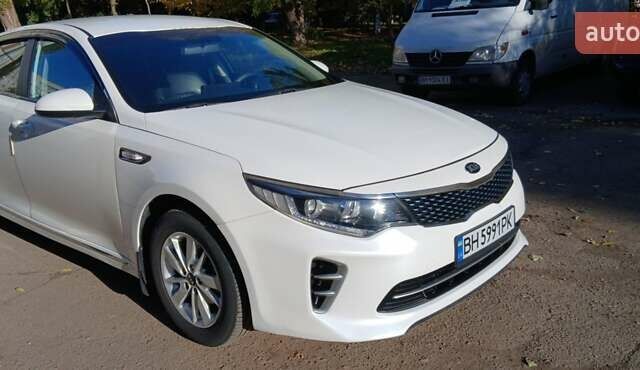 Киа K5 2015 в Одессе на Automoto.ua Белый Киа K5, объемом двигателя 2 л и пробегом 270 тыс. км за 11000 $, фото 13 на Automoto.ua