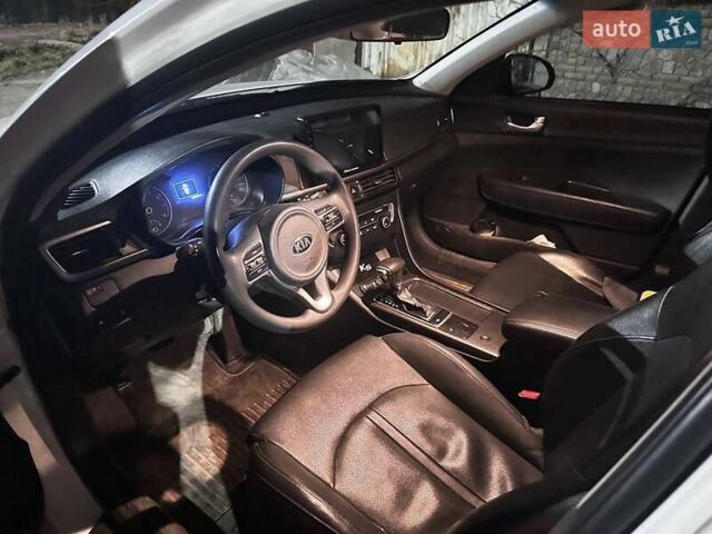 Белый Киа K5, объемом двигателя 2 л и пробегом 295 тыс. км за 10500 $, фото 3 на Automoto.ua