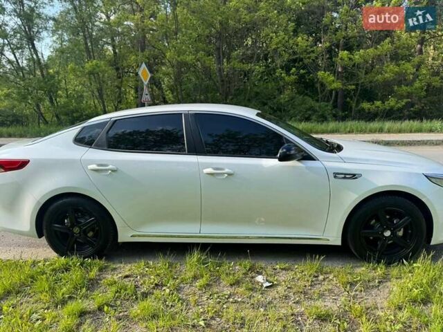Белый Киа K5, объемом двигателя 2 л и пробегом 240 тыс. км за 10900 $, фото 7 на Automoto.ua