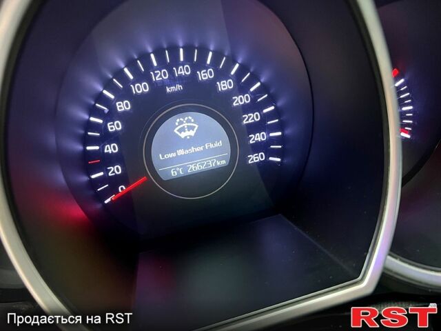 Білий Кіа K5, об'ємом двигуна 2 л та пробігом 266 тис. км за 9900 $, фото 5 на Automoto.ua