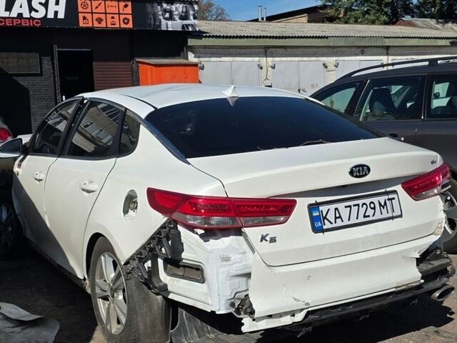 Белый Киа K5, объемом двигателя 2 л и пробегом 350 тыс. км за 4600 $, фото 1 на Automoto.ua