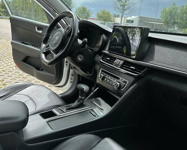 Белый Киа K5, объемом двигателя 2 л и пробегом 266 тыс. км за 10000 $, фото 19 на Automoto.ua