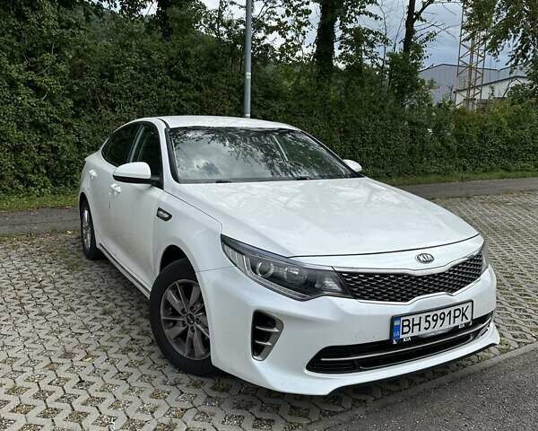 Белый Киа K5, объемом двигателя 2 л и пробегом 266 тыс. км за 10000 $, фото 5 на Automoto.ua