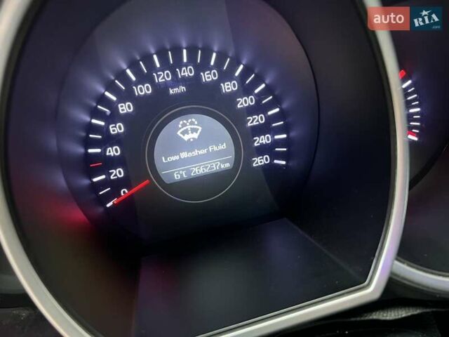 Белый Киа K5, объемом двигателя 2 л и пробегом 266 тыс. км за 9900 $, фото 2 на Automoto.ua