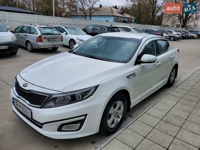 Белый Киа K5, объемом двигателя 2 л и пробегом 370 тыс. км за 8000 $, фото 5 на Automoto.ua