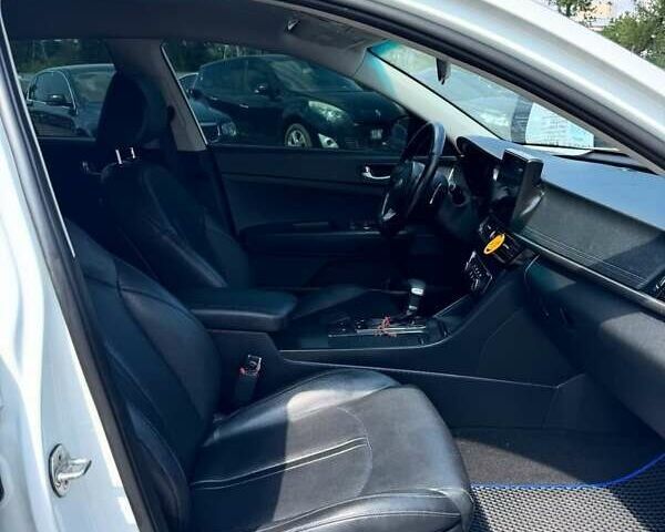 Білий Кіа K5, об'ємом двигуна 2 л та пробігом 150 тис. км за 11500 $, фото 2 на Automoto.ua