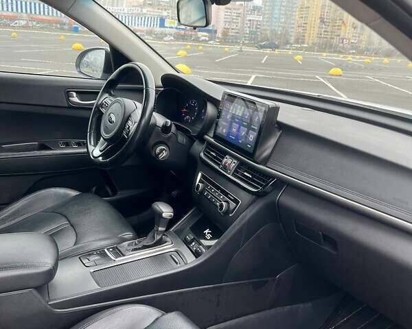 Белый Киа K5, объемом двигателя 2 л и пробегом 378 тыс. км за 9000 $, фото 5 на Automoto.ua