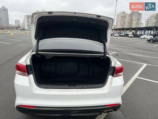 Белый Киа K5, объемом двигателя 2 л и пробегом 378 тыс. км за 9000 $, фото 1 на Automoto.ua