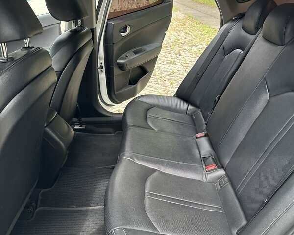 Белый Киа K5, объемом двигателя 2 л и пробегом 266 тыс. км за 10000 $, фото 17 на Automoto.ua