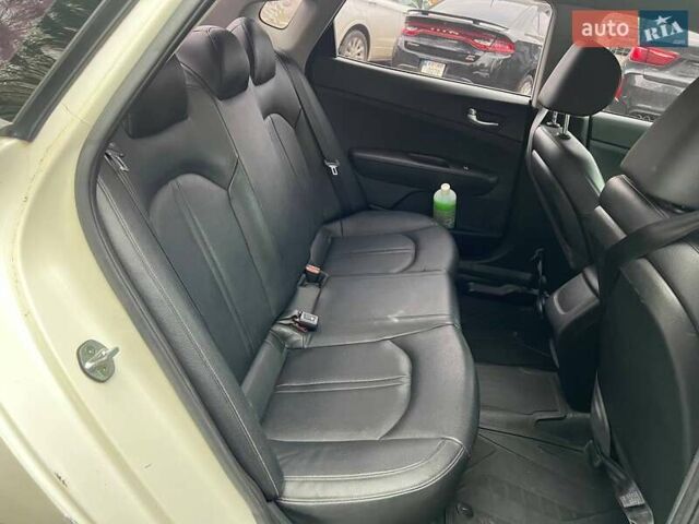 Білий Кіа K5, об'ємом двигуна 2 л та пробігом 133 тис. км за 10200 $, фото 25 на Automoto.ua