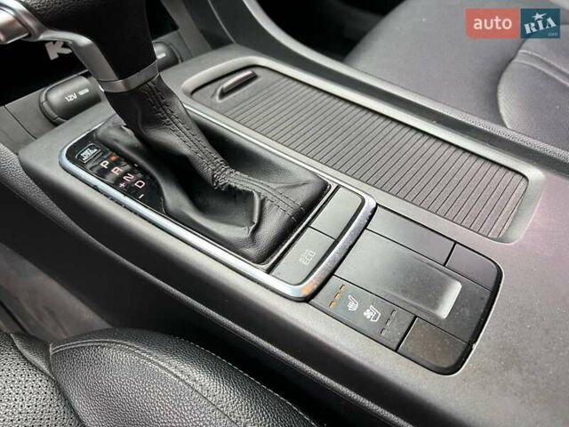 Білий Кіа K5, об'ємом двигуна 2 л та пробігом 133 тис. км за 10200 $, фото 7 на Automoto.ua