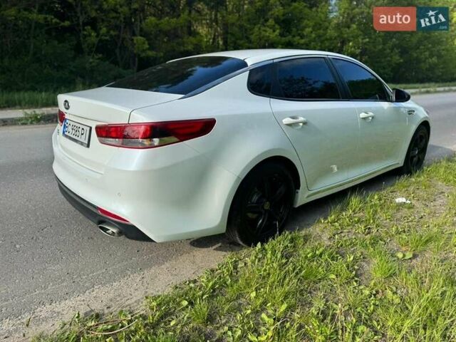 Белый Киа K5, объемом двигателя 2 л и пробегом 240 тыс. км за 10900 $, фото 4 на Automoto.ua