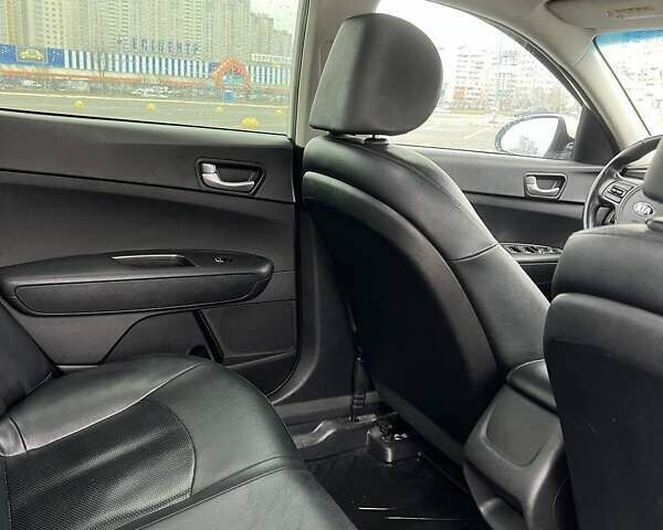 Белый Киа K5, объемом двигателя 2 л и пробегом 378 тыс. км за 9000 $, фото 6 на Automoto.ua
