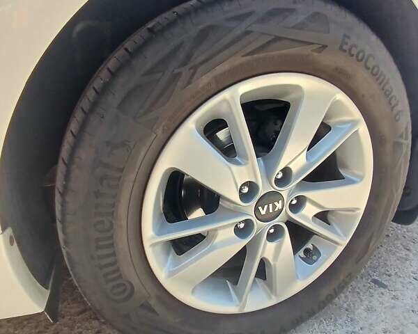 Білий Кіа K5, об'ємом двигуна 2 л та пробігом 185 тис. км за 11300 $, фото 8 на Automoto.ua