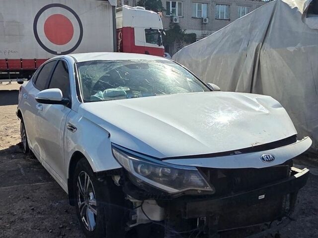 Белый Киа K5, объемом двигателя 2 л и пробегом 350 тыс. км за 4600 $, фото 3 на Automoto.ua