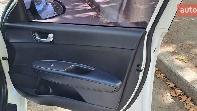 Белый Киа K5, объемом двигателя 2 л и пробегом 295 тыс. км за 11200 $, фото 36 на Automoto.ua