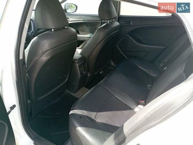Белый Киа K5, объемом двигателя 2 л и пробегом 237 тыс. км за 7500 $, фото 5 на Automoto.ua