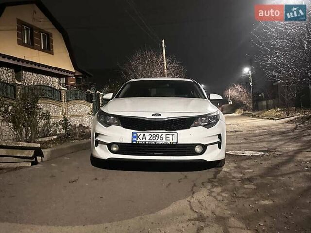 Белый Киа K5, объемом двигателя 2 л и пробегом 295 тыс. км за 10500 $, фото 1 на Automoto.ua