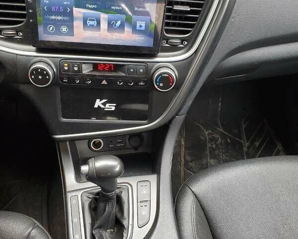Белый Киа K5, объемом двигателя 2 л и пробегом 370 тыс. км за 8000 $, фото 2 на Automoto.ua