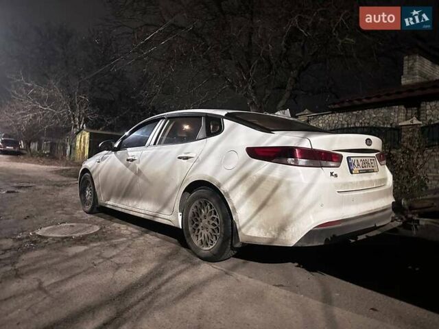 Белый Киа K5, объемом двигателя 2 л и пробегом 295 тыс. км за 10500 $, фото 2 на Automoto.ua