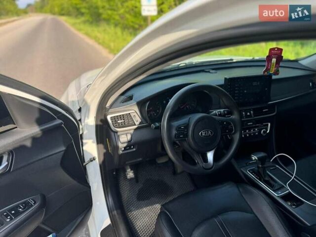 Белый Киа K5, объемом двигателя 2 л и пробегом 240 тыс. км за 10900 $, фото 11 на Automoto.ua