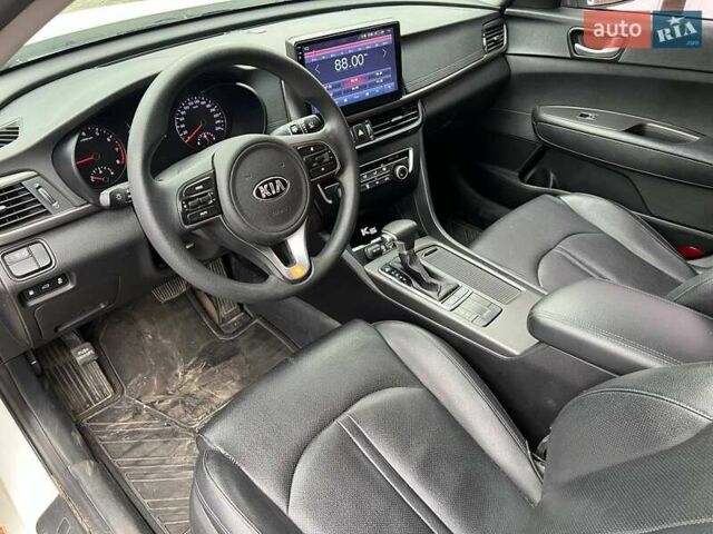 Білий Кіа K5, об'ємом двигуна 2 л та пробігом 133 тис. км за 10200 $, фото 5 на Automoto.ua
