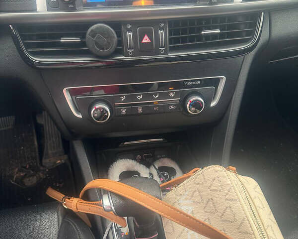 Белый Киа K5, объемом двигателя 2 л и пробегом 255 тыс. км за 11500 $, фото 5 на Automoto.ua